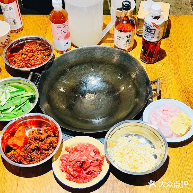 居然现场炒料涮湘味火锅 台东万佳网红店