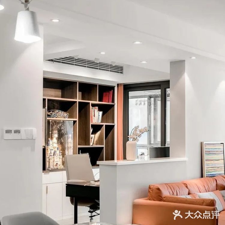 这对夫妻把沙发背景做成矮墙,美观又实用,室内温暖通透,好喜欢