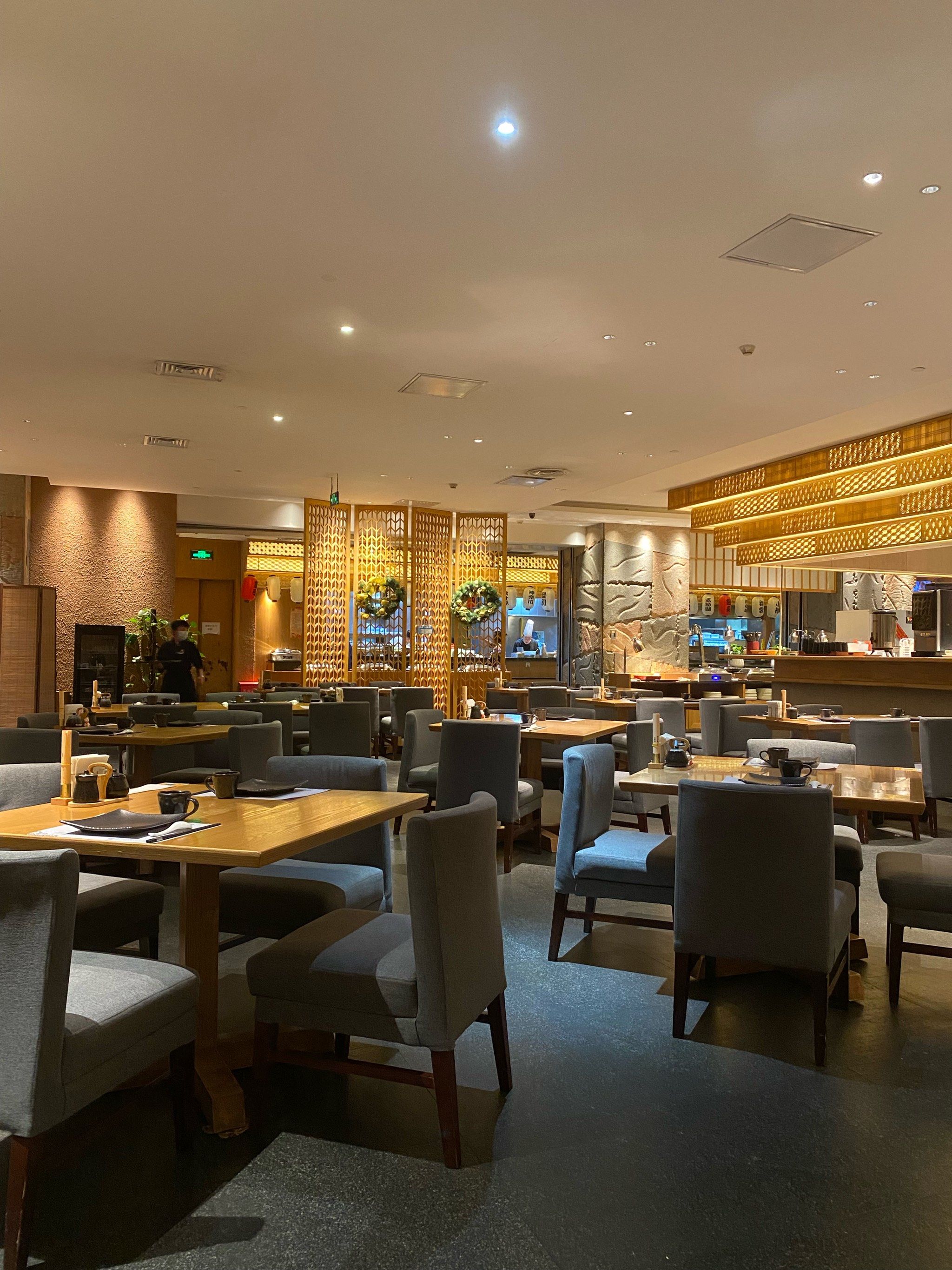 菜品很好,海鲜品质不错新鲜;三文鱼甜虾最