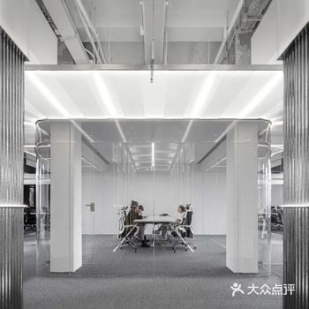 纯净的白，科技感与人文碰撞的设计灵感