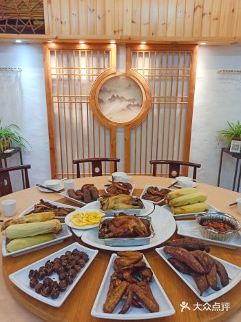 家人朋友聚一起吃土窑鸡，别样农家乐