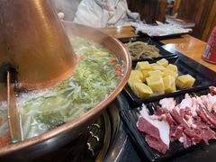 -果松木炭酸菜铜火锅·外婆参鸡汤