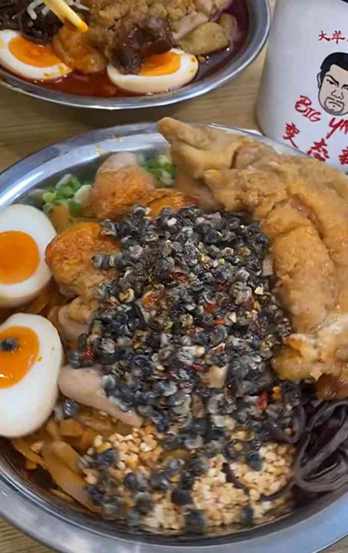 bigyang大羊螺蛳粉-"大羊真的从夏天火到现在正好在附近喝咖啡.