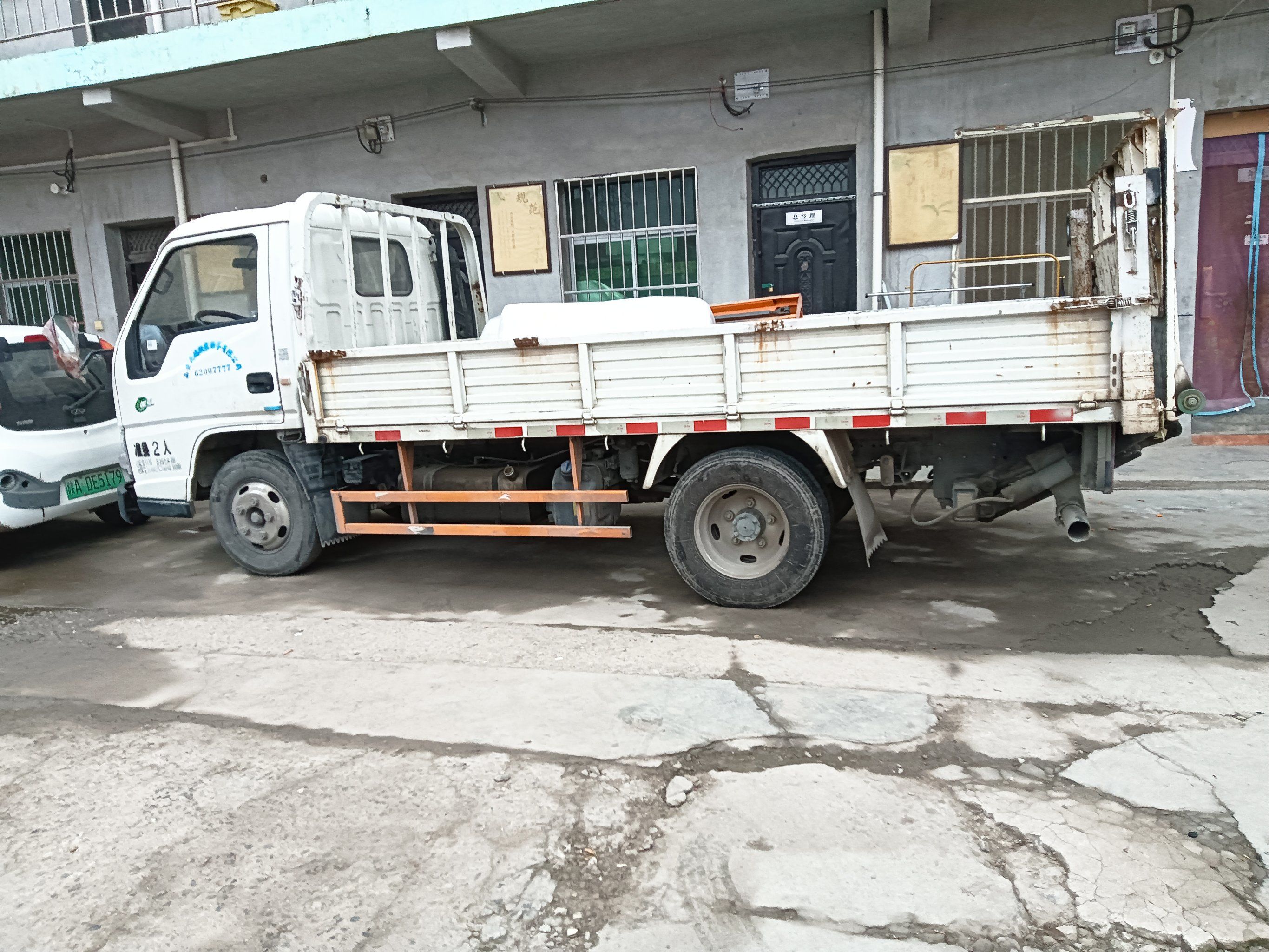 待命的小型货车