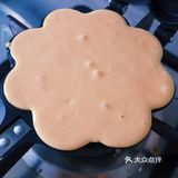 将以上材料充分融合过筛。倒入华夫饼模具