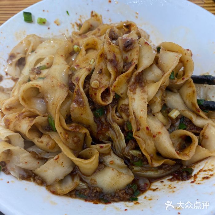 小二面店油泼肉酱面图片