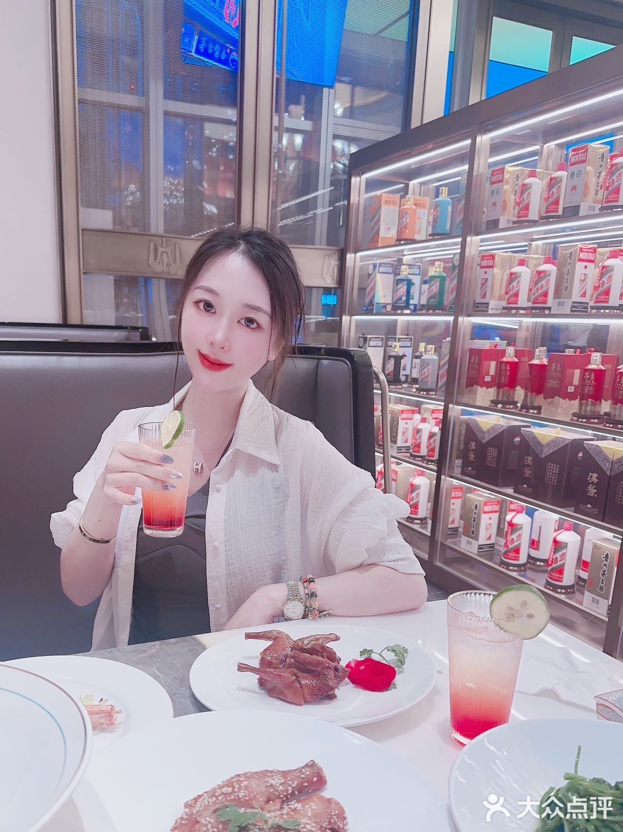脆皮乳鸽：脆皮乳鸽是宴庭苑的招牌菜之一