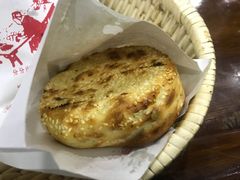 芝麻烧饼-穆得·老周家牛肉烧饼(普利街店)