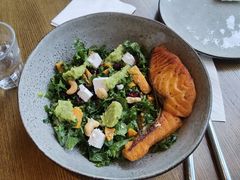 煎三文鱼牛油果色拉-wagas(暖山店)