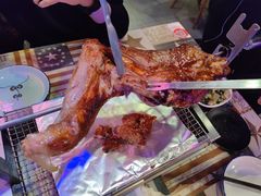 烤架上的羊腿-沪上名羊天下•烤羊腿•东北烧烤•小龙虾(浦东直营总店)