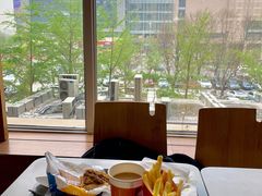 靠窗位-麦当劳(东直门外大街店)