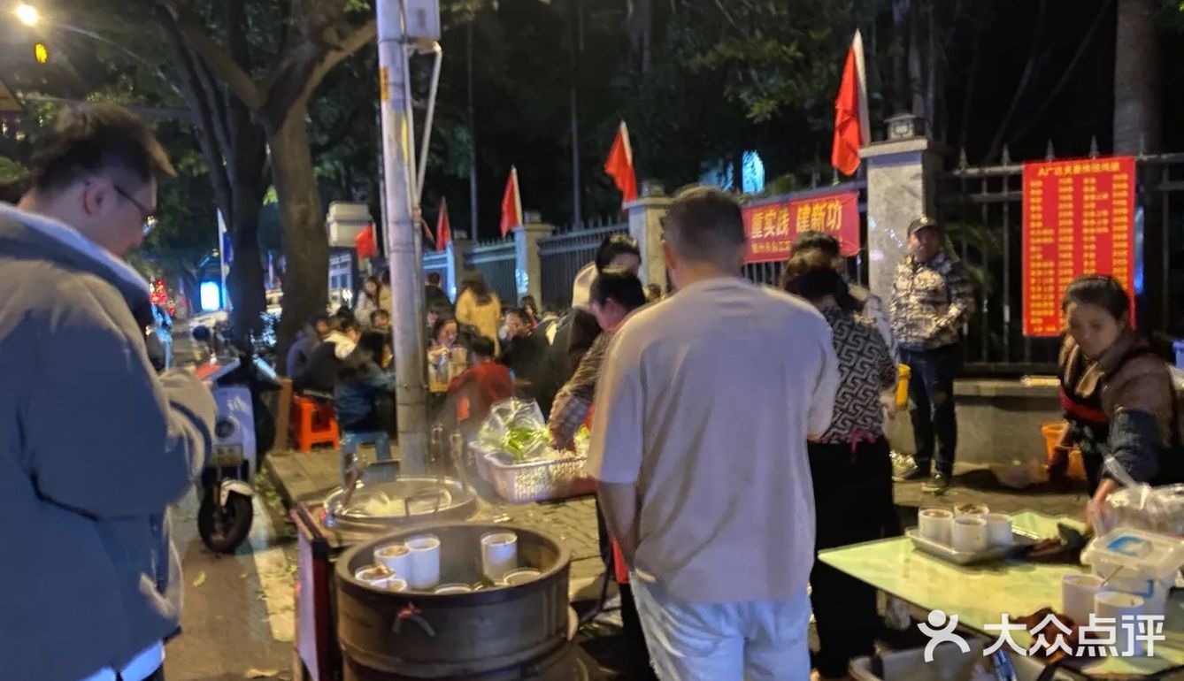 广达眼镜炖罐(广达店)眼镜没开门,对面的深夜炖罐