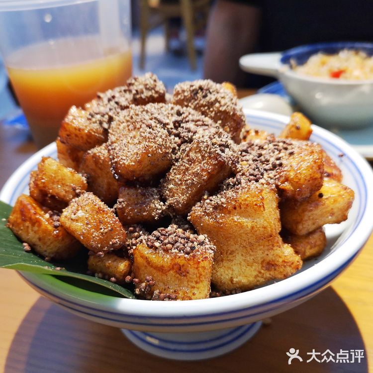 嘞就是贵阳 边吃包整边看甲秀楼