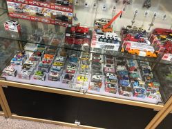 -逝水玩具折扣店