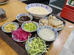 老北京炸酱面-门框胡同百年卤煮(新街口店)