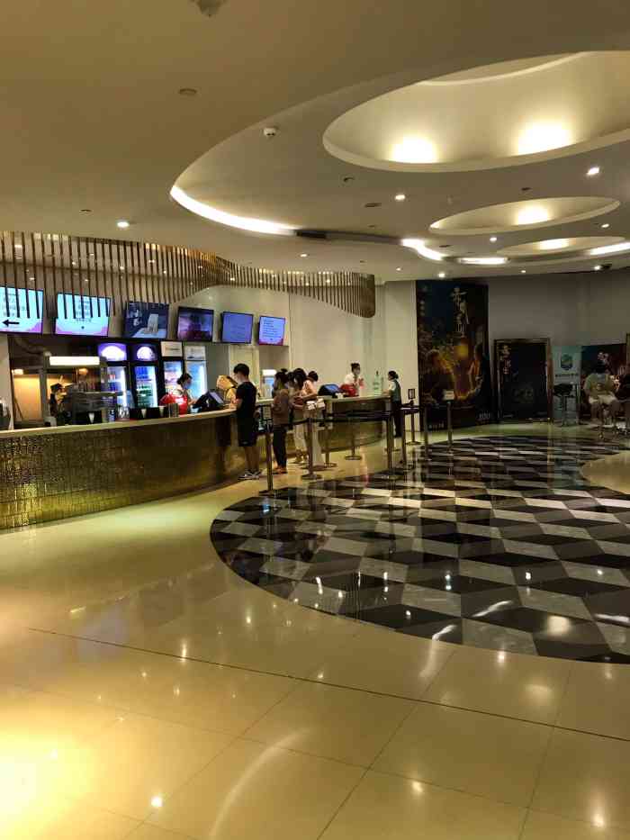 提前来到电影院发现有个书吧可是里面的书比较少打发下时间倒也不错