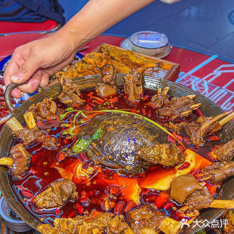 笑傲江湖菜不是网红但很火爆！！！