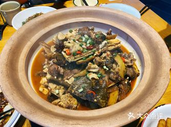 店里门头特别大，位置特别好找，在铁道学院这里