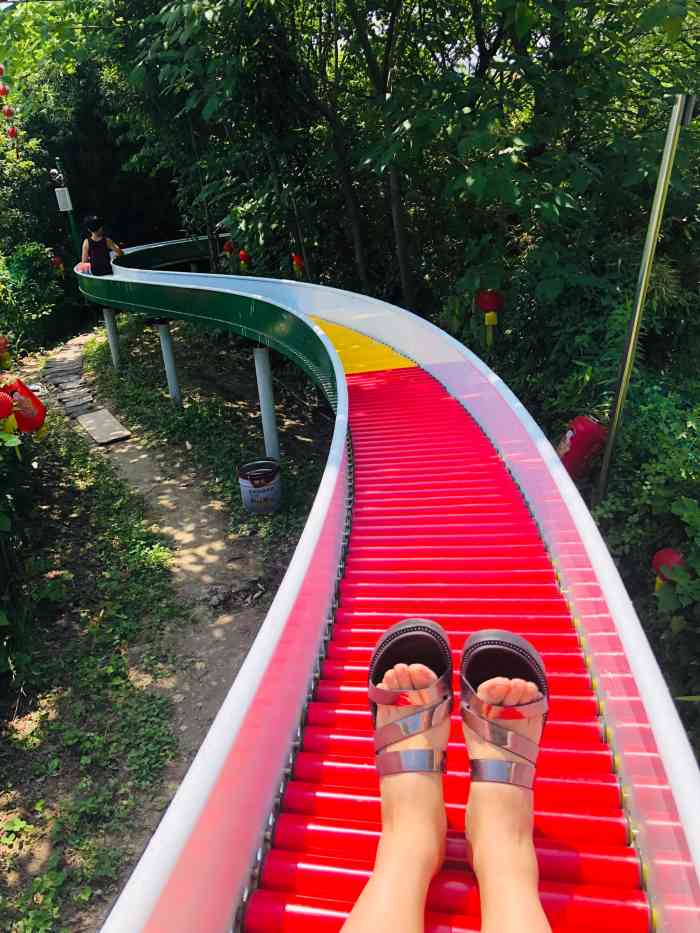 翡翠山山顶五彩滑道售票处-"排队的人超级超级多……但是轮起来也非常