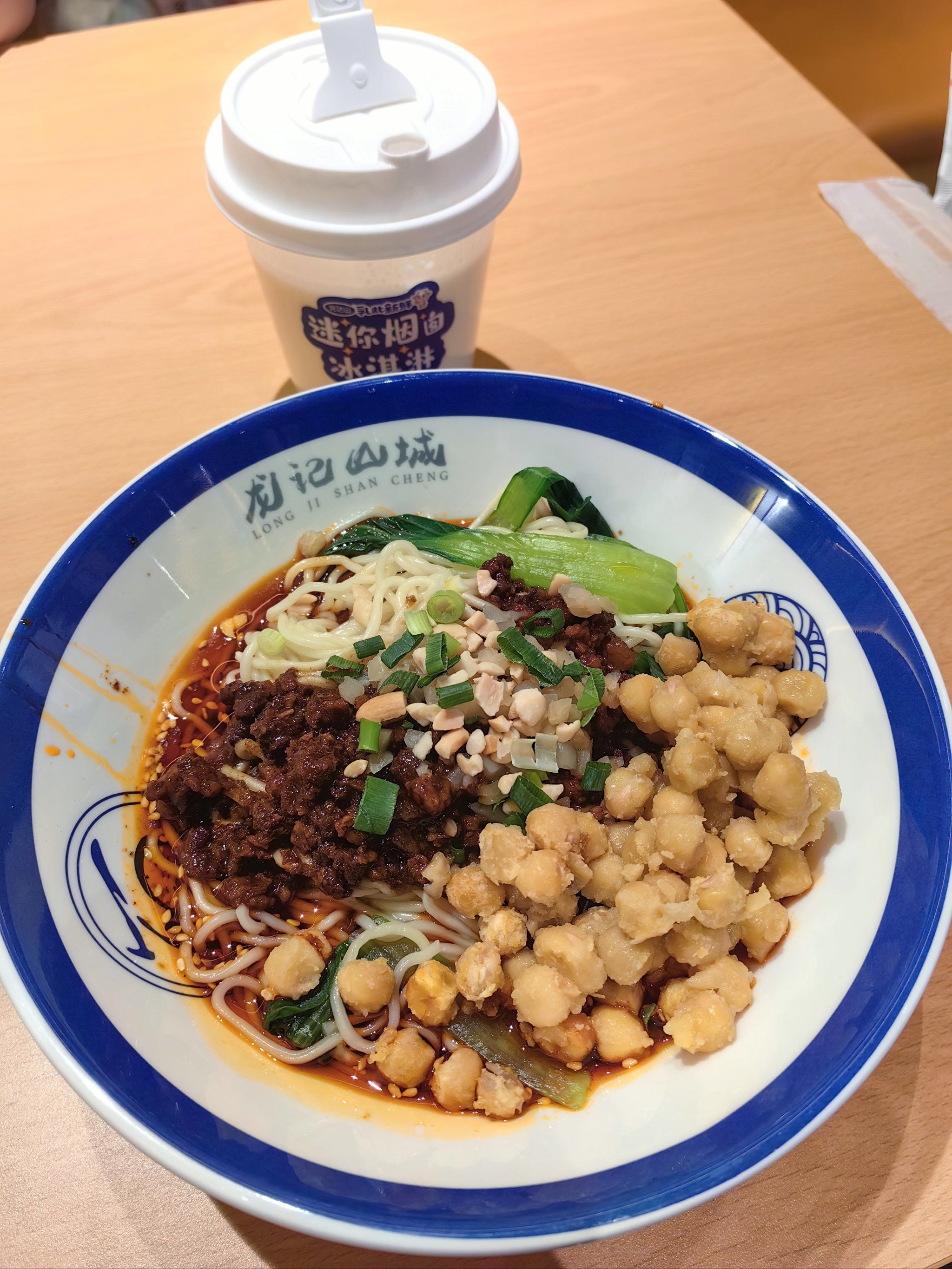 豌杂小面,很香很好吃(•؎ •)


#0元玩转这座城#碗杂面