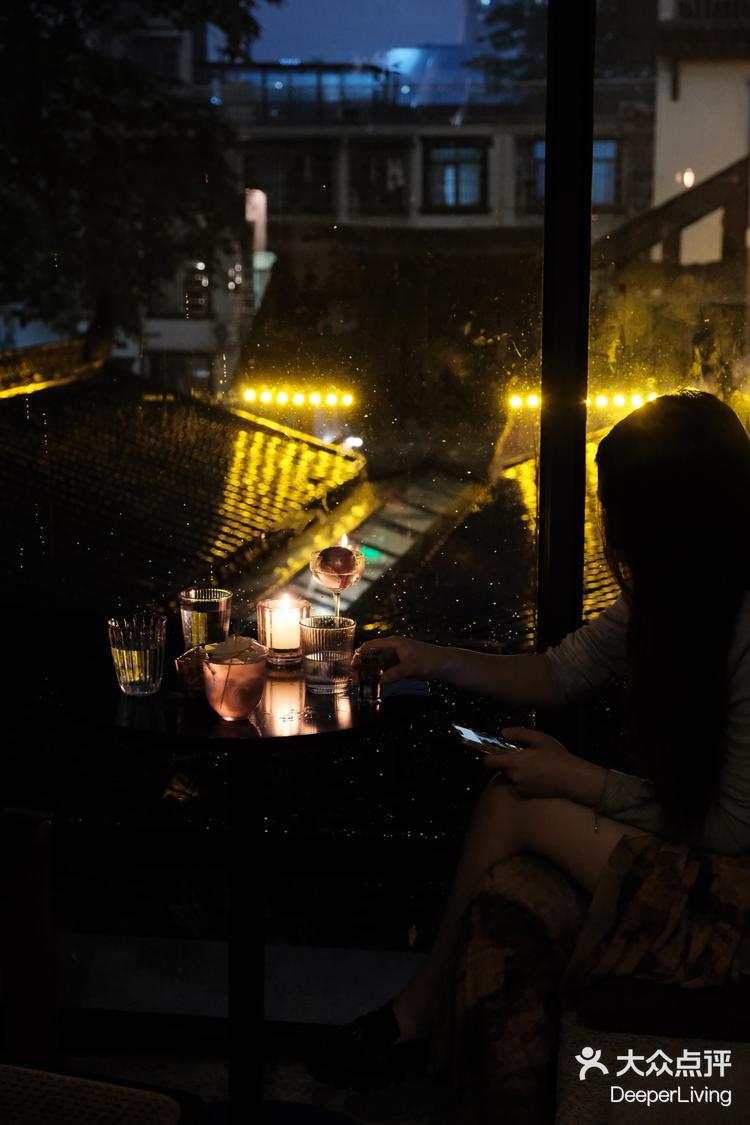 5月3日 19:48 关注 雨天9715很适合安静喝酒99 #深夜酒吧 #你