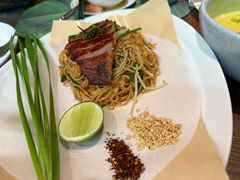 泰式炒金边粉配猪颈肉-帕蓝·暹罗料理(大学路店)