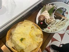 炸豆皮-洪氏嗨捞·广东猪肚鸡·椰子鸡火锅(西咸万象城店)