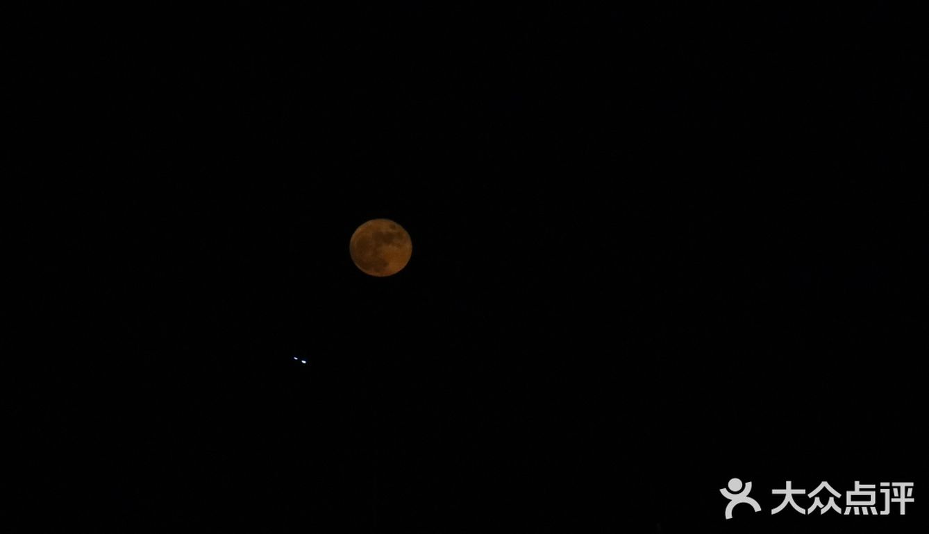 中秋夜看月出东方 从山后升起倒映在水中