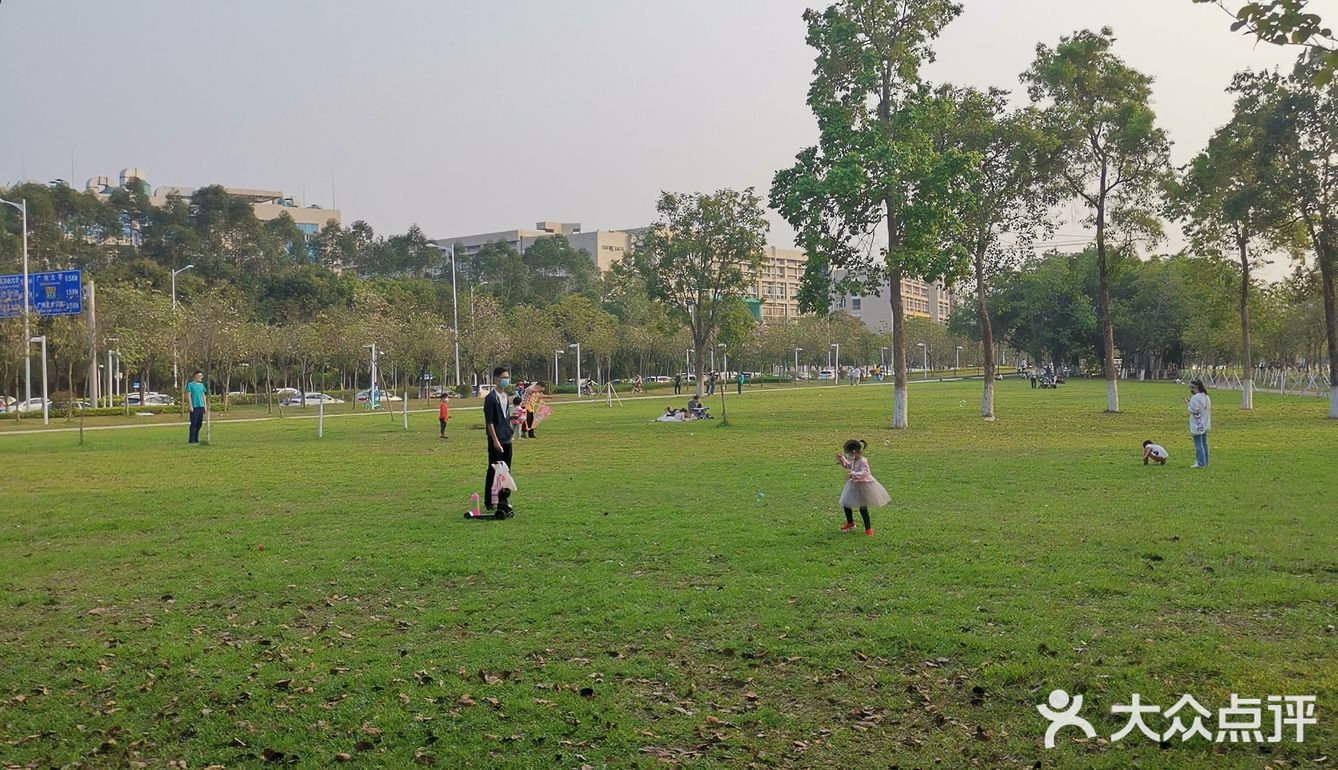 找个有水有草坪的环境好的地吧