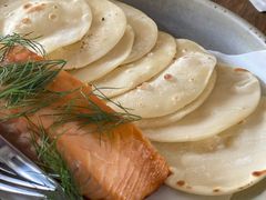 烟熏三文鱼配烤饺子皮和芥末籽酱-BOR Eatery(安福路店)