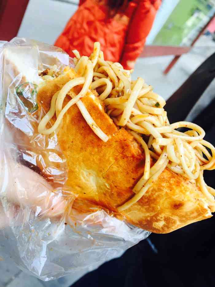 从读初中的时候就会时不时去买的干饼子夹凉面,只有我们才知道多么
