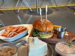 -三勾JJJ Burger&Coffee(梅溪湖店)