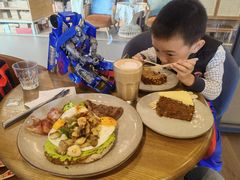 鸡蛋培根牛油果酱吐司-wagas(暖山店)