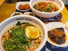 招牌红烧牛肉米粉-呷佬·长沙手工米粉(金沙江路店)