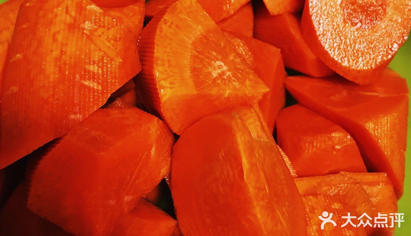 🥕营养美味胡萝卜玉米猪骨汤，🌽色香味俱全