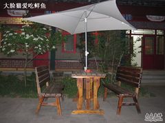 院里的休闲小桌椅-北京和园国际青年客栈