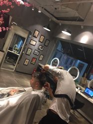 -时尚殿堂明星门店