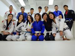 -菠萝格斗巴西柔术训练馆