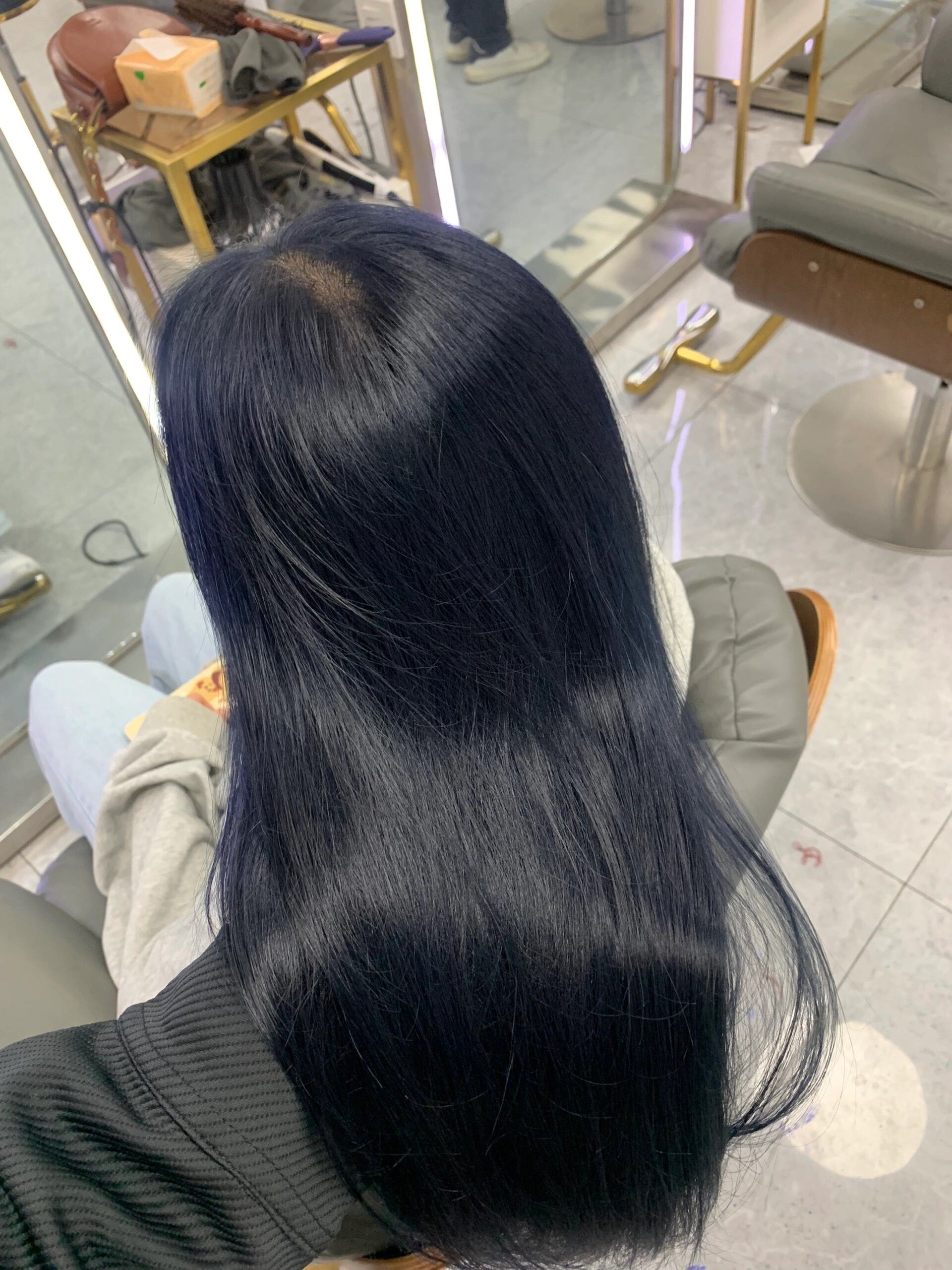 蓝黑色的头发在室内\\n和室外所呈现出来的效果都是不