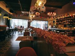 -樱花里音乐餐吧·牛扒椰子鸡(东圃店)