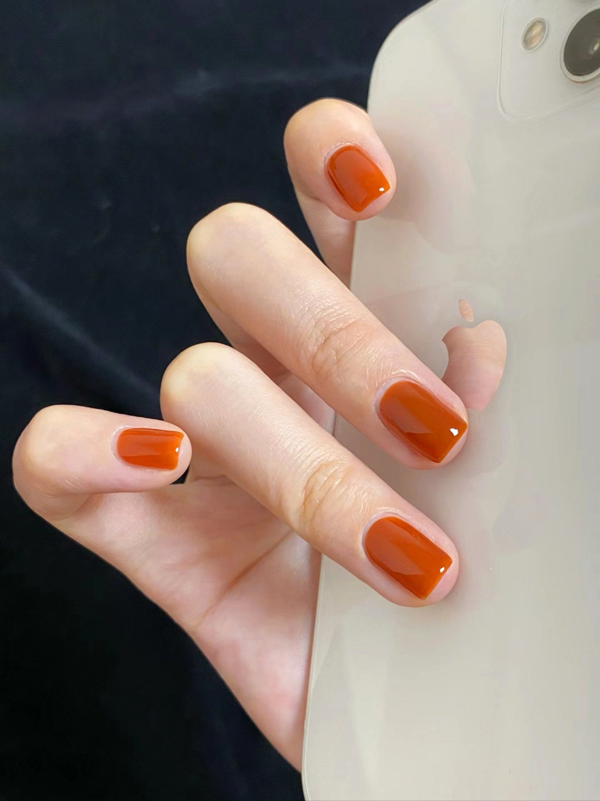🍁入秋做了个南瓜色美甲,到了公司被同事问了好几遍
因为这个颜色