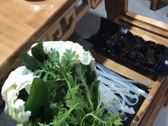 -果松木炭酸菜铜火锅·外婆参鸡汤