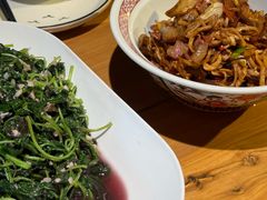 -帅巴人舅母子腊蹄民俗村