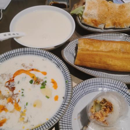 桃园眷村(日月光店)-"「咸豆浆」感觉像是咸豆花,「肉松饭团」有.