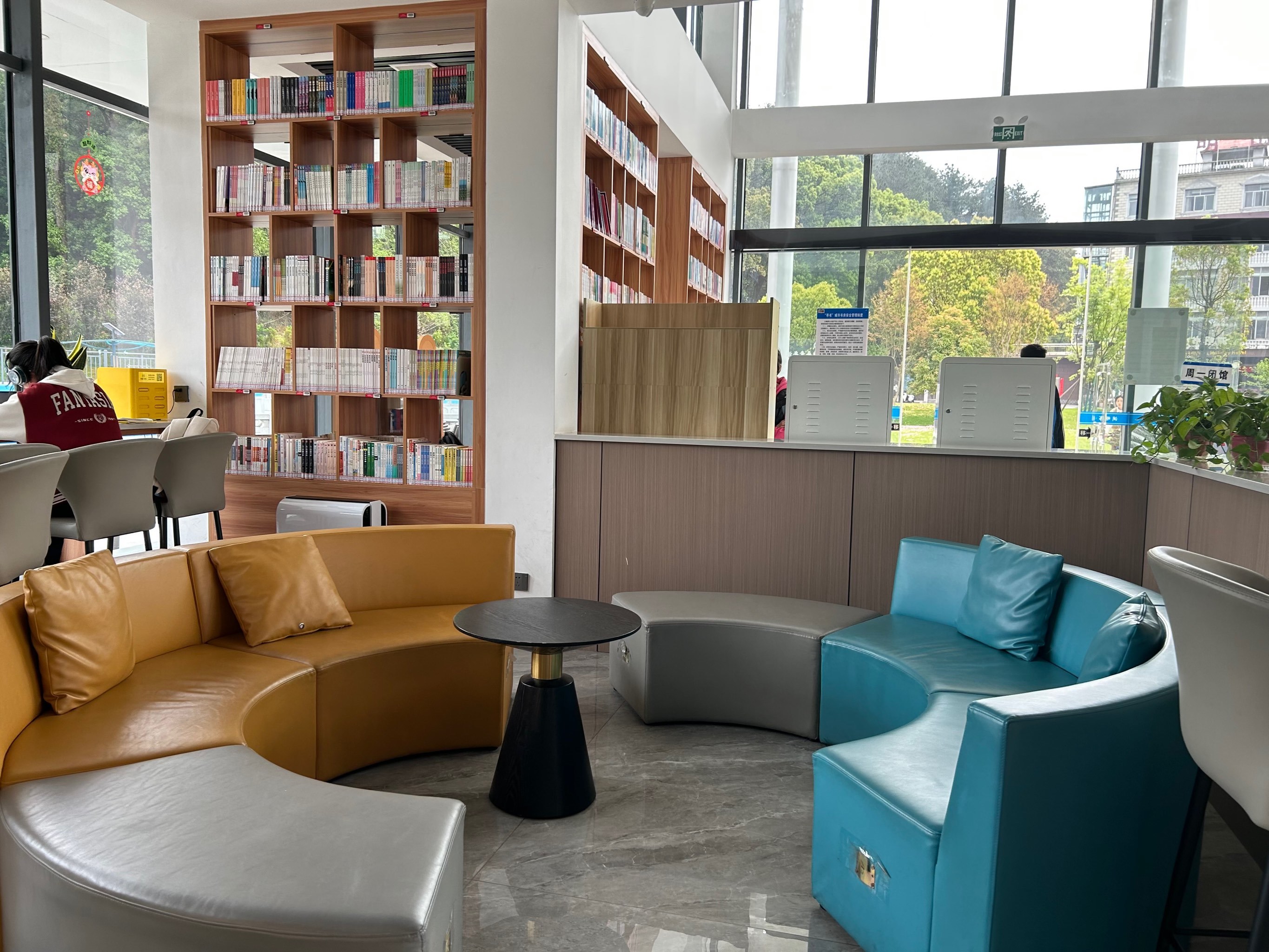 柴桑区高颜值玻璃房图书馆