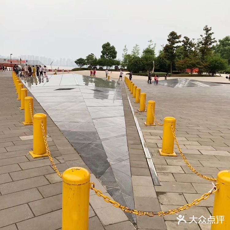 武汉市民休闲好去处，还有雄伟壮观的鹦鹉洲长江大桥