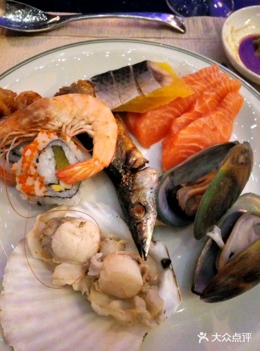 广州花园酒店·凌璇阁旋转餐厅CAROUSEL360三文鱼图片