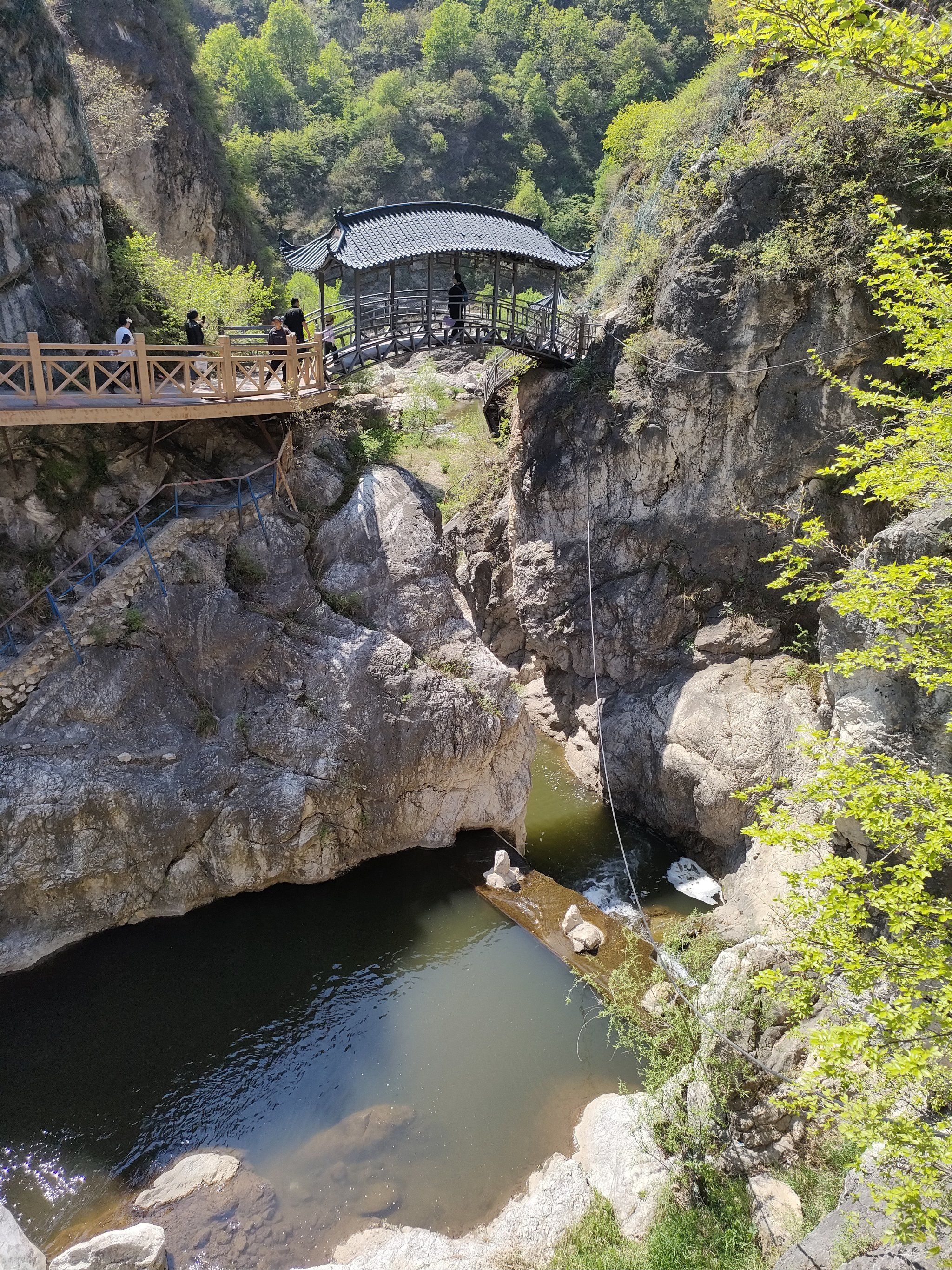 0元玩转这座城 #好山好水好风景 
朋友家附近的景点,辽宁建昌龙潭