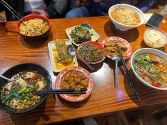 -爆炸头阿姨小四川正宗川味小吃(无任何分店)