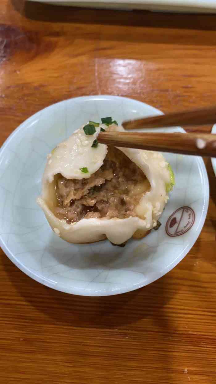 中午路过这家生煎店很远就看到醒目的招牌进店顾客还挺多店内面积还挺